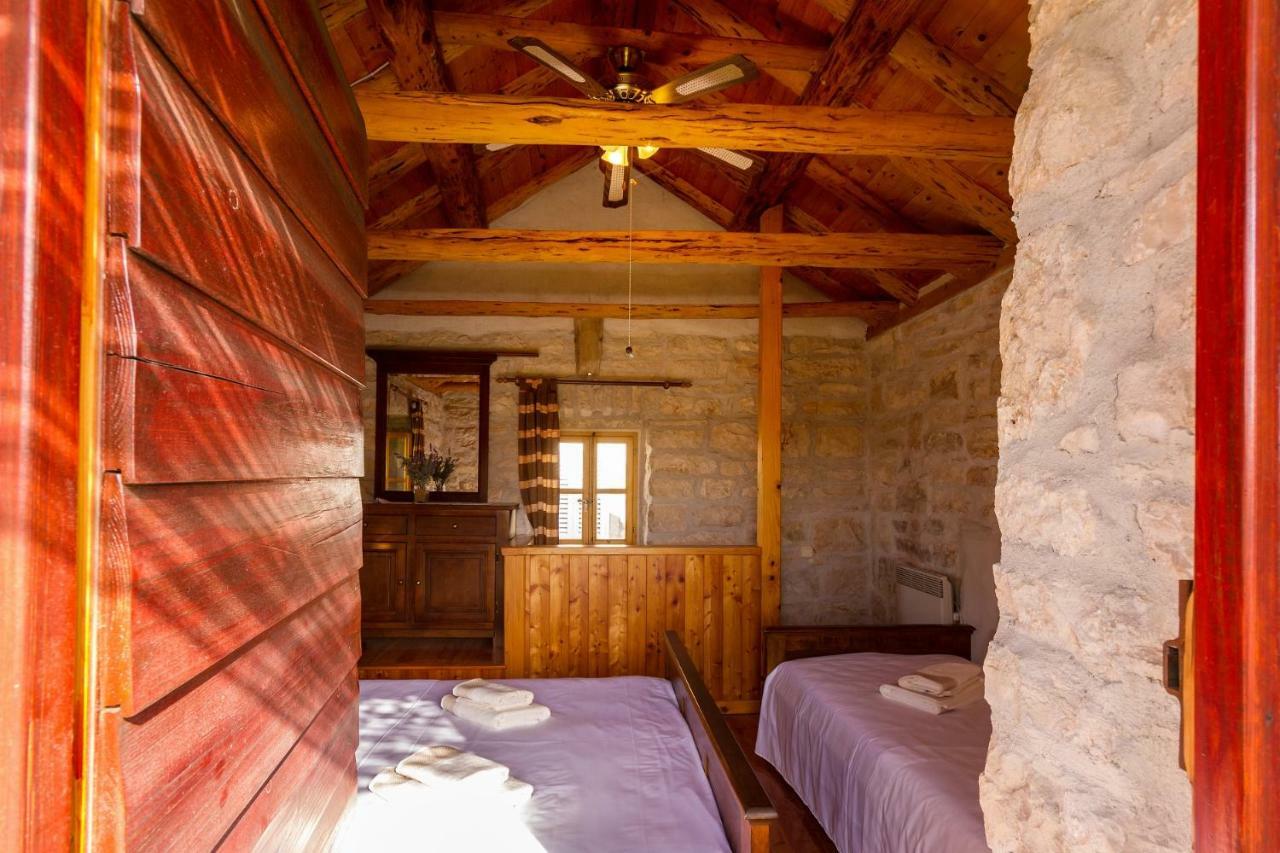 Apartment Old Small Stone House Zrnovo