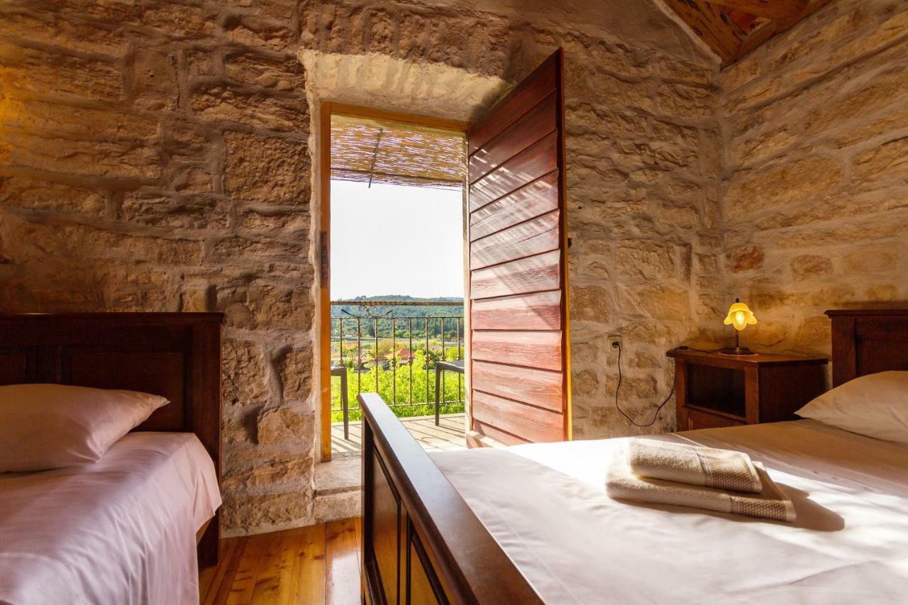 Old Small Stone House Apartment Zrnovo