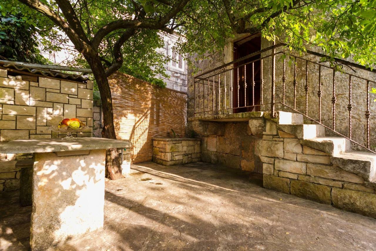 Old Small Stone House Apartment Zrnovo