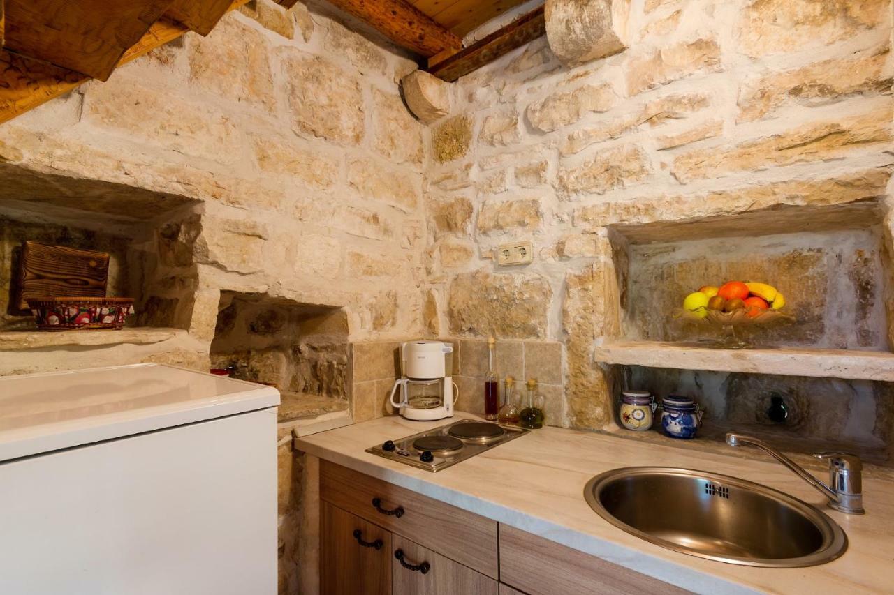 Old Small Stone House Zrnovo