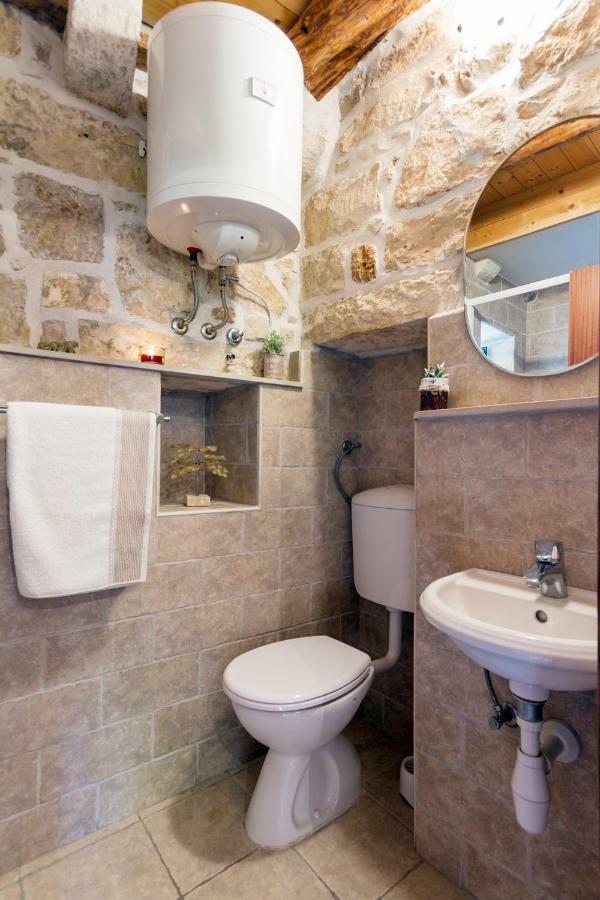 Old Small Stone House * Zrnovo